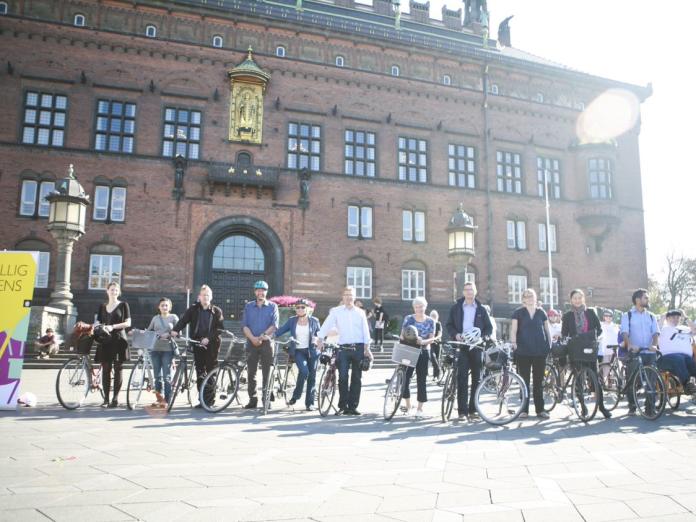Frivillige med cykler på Rådhuspladsen